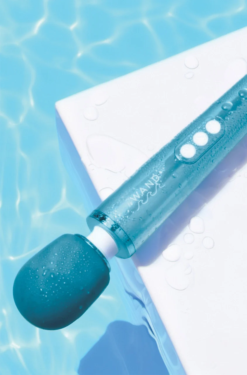 Le Wand Dive Submersible Rechargeable Vibrating Massager - Image 3