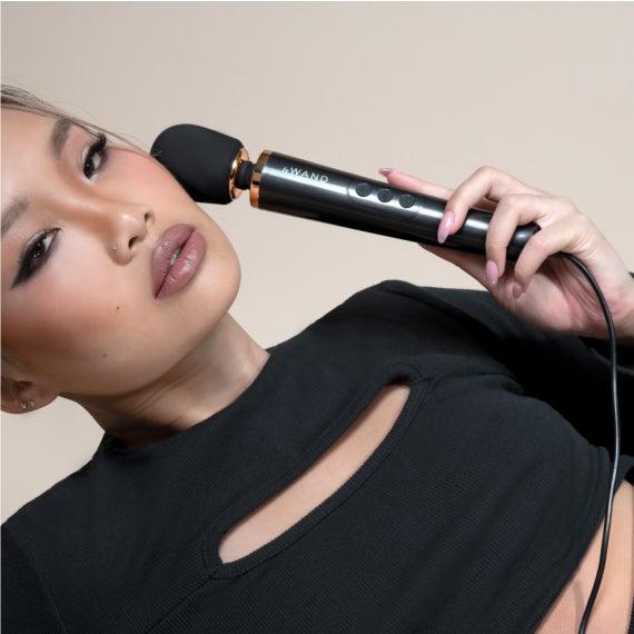 Le Wand Powerful Petite Plug In Massager: Various Colors - Image 3