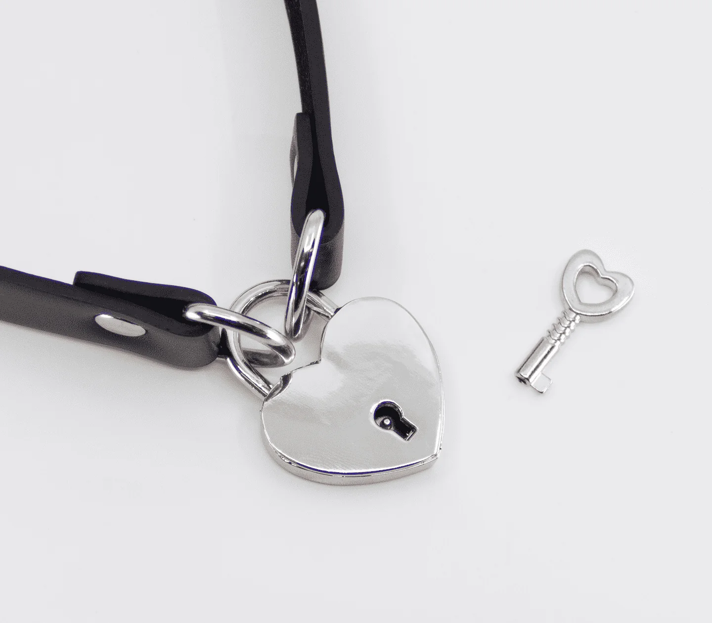 Vegan Heart Locking Bondage Collar - Image 2